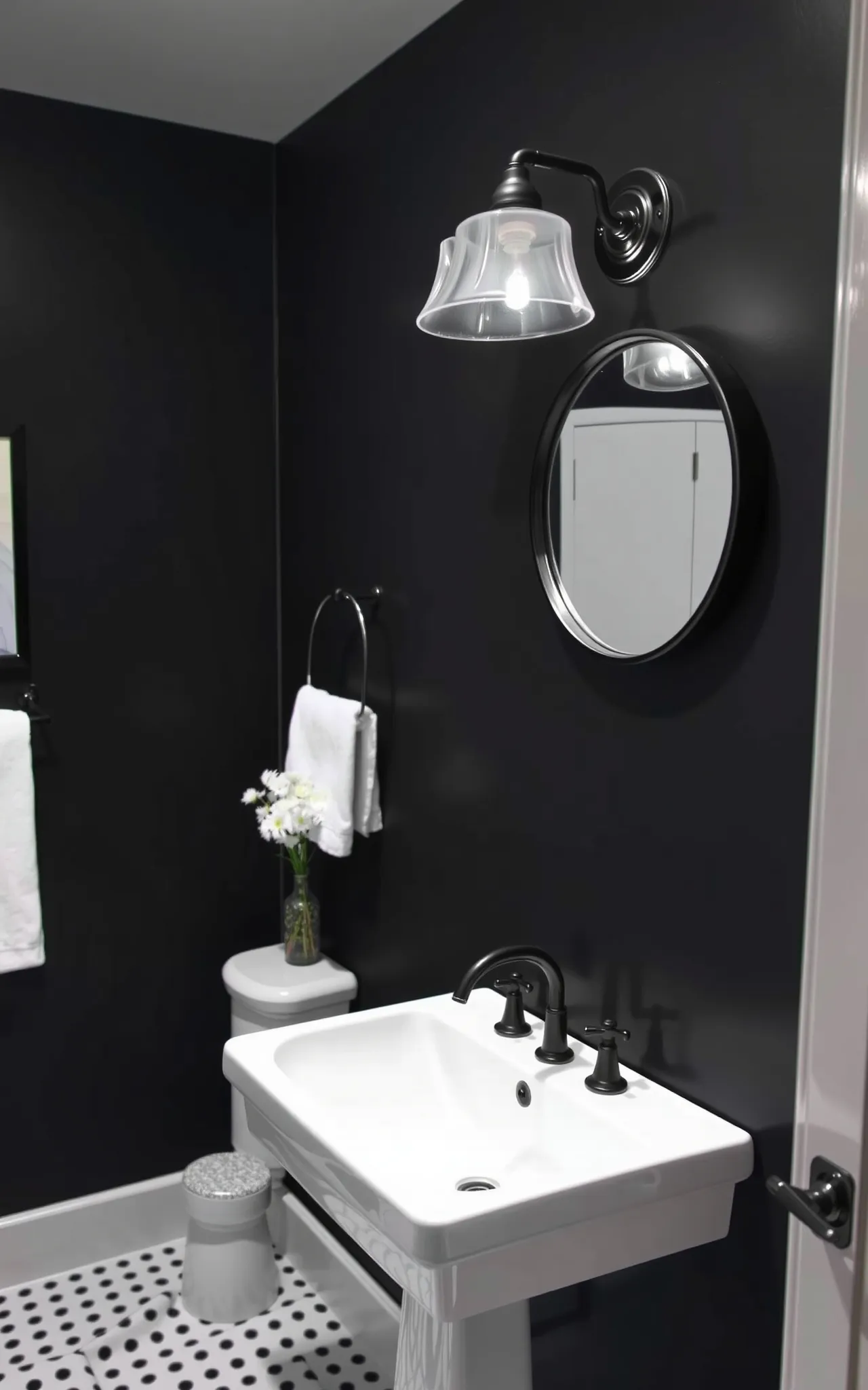 Black and White Bathroom Idea 39